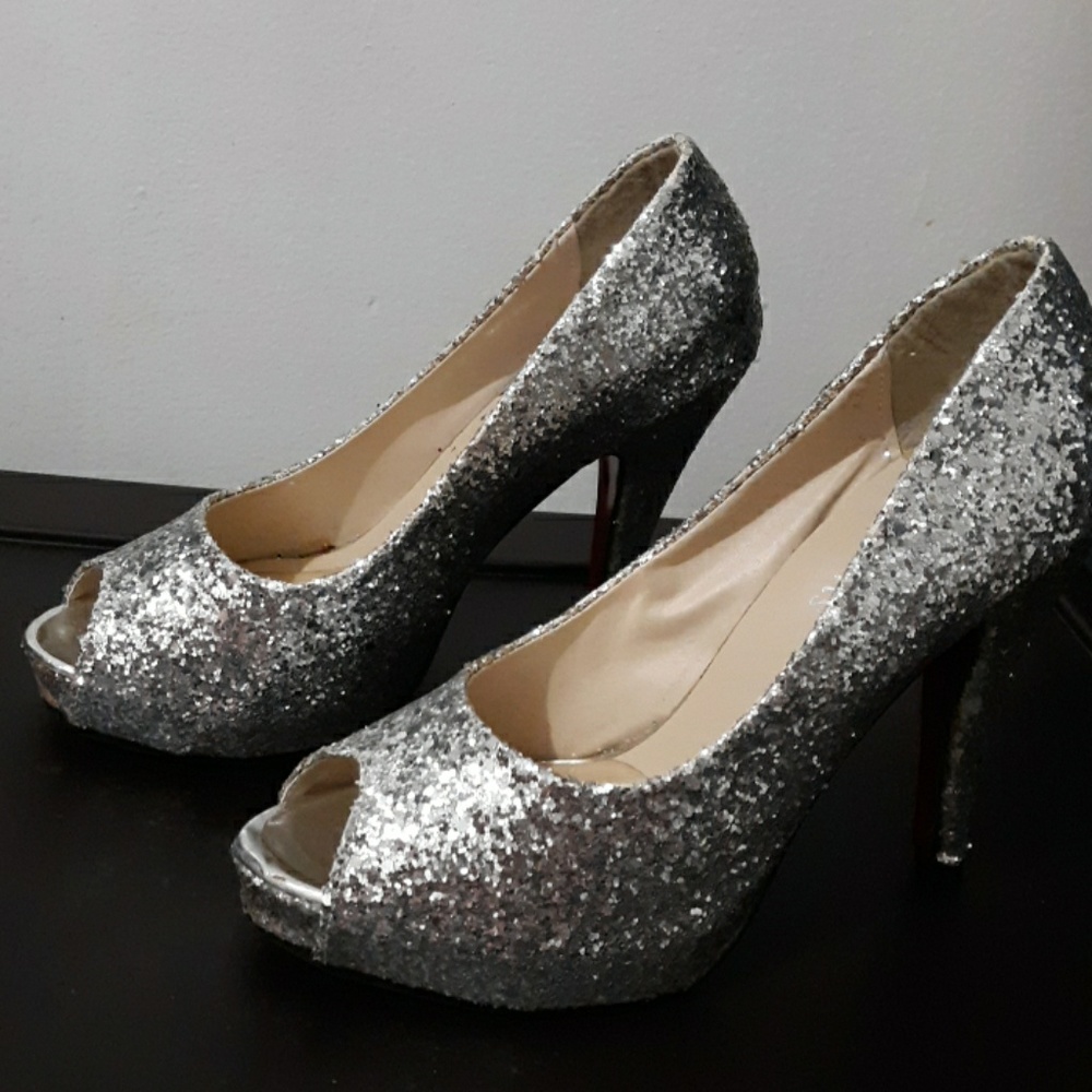 Open toe high heel shoe